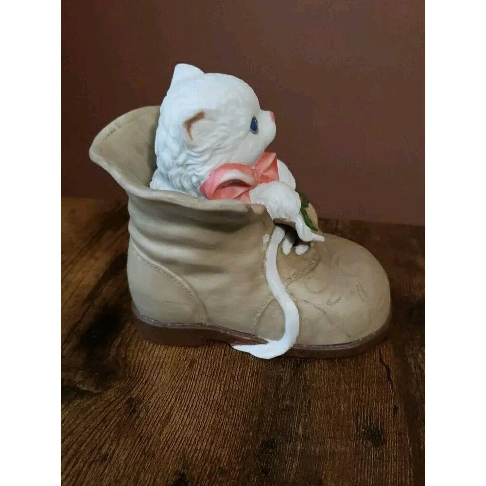 Enesco Ceramic Cat in Boot Christmas Holly White Kitten Vintage 1990 Holiday
